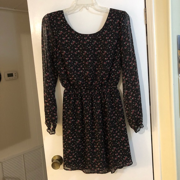 Feminine, flirty Forever 21 dress - Picture 2 of 8